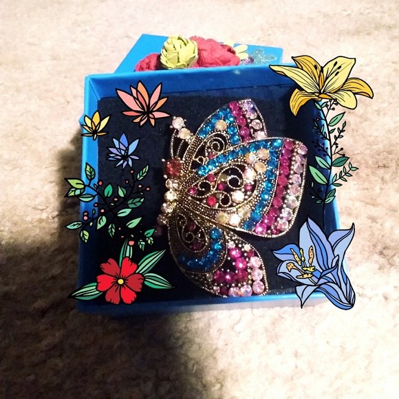 Butterfly Crystal Pin/Pendant🦋 - Picture 3 of 7